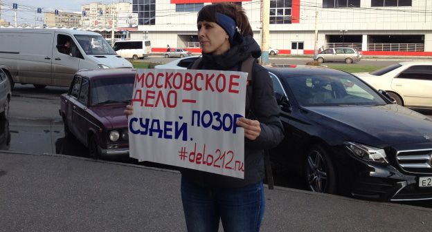 Елена Байбекова проводит пикет в поддержку задержанных по "московскому делу". Фото Алены Садовской для "Кавказского узла".