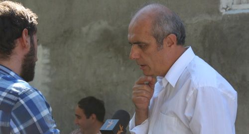 Инициатор акции в поддержку "Фонда Сороса" Левон Барсегян. Фото Тиграна Петросяна для "Кавказского узла".