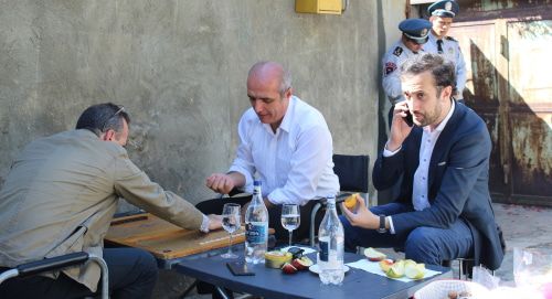 Правозащитники играют в нарды перед перед офисом Фонда Сороса. Слева на право: Артур Сакунц, Левон Барсегян и Даниел Ионесян. Фото Тиграна Петросяна для "Кавказского узла".