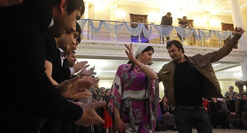 Гости танцуют на чеченской свадьбе. Грозный, апрель 2013 года. Фото: REUTERS/Maxim Shemetov