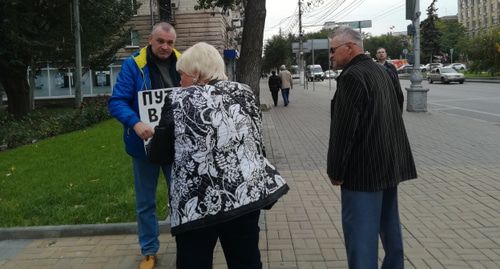 Владимир Тельпук беседует с прохожими. Фото Татьяны Филимоновой для "Кавказского узла".