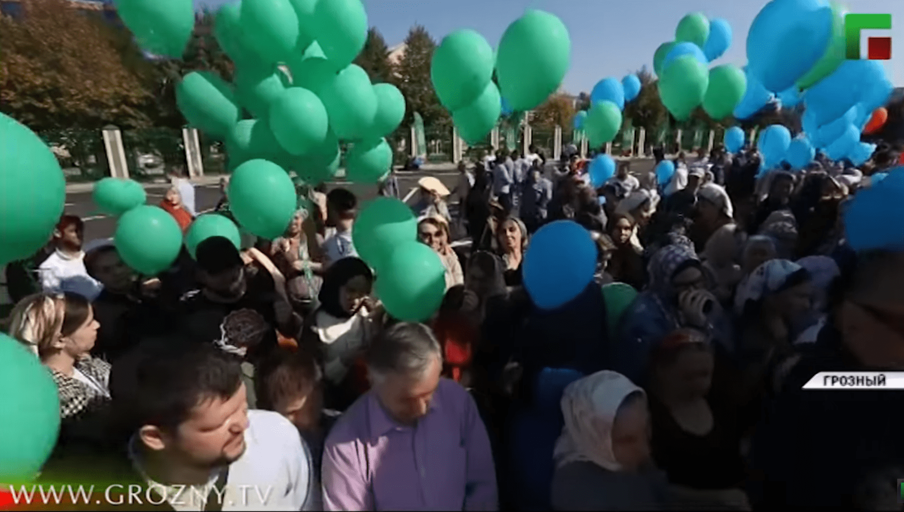 Участники празднования Дня города в Грозном. 5 октября 2019 года. Кадр видео ЧГТРК "Грозный" https://www.youtube.com/watch?v=PAJkgP4VvPE