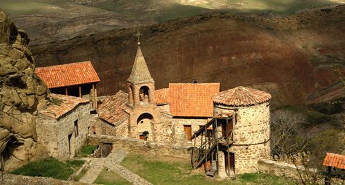 Монастырский комплекс Давид Гареджи, расположенный в 60 км к юго-востоку от Тбилиси, на грузинско-азербайджанской границе,. Фото Paata Vardanashvili 
 https://ru.wikipedia.org/wiki
