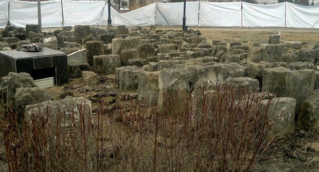 Чурты, снятые с Мемориала жертв депортации в 2014 году. Фото корреспондент "Кавказского узла"