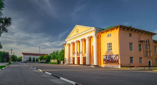Центральная площадь и Дворец Культуры города Сунжи Республики Ингушетия. Фото Евгений Шивцов https://commons.wikimedia.org/wiki/Category:Sunzha_(city)
