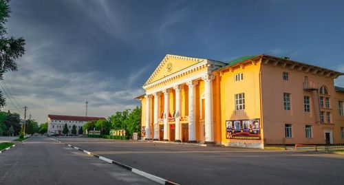 Центральная площадь и Дворец Культуры города Сунжи Республики Ингушетия. Фото Евгений Шивцов https://commons.wikimedia.org/wiki/Category:Sunzha_(city)
