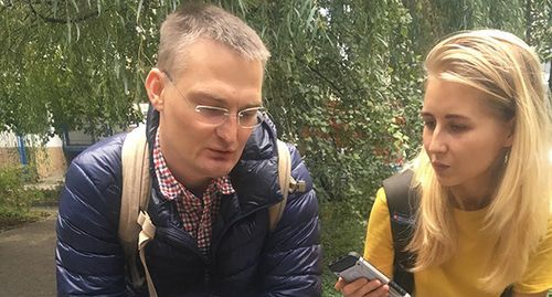 Михаил Беньяш (слева) дает интервью. Фото Анны Грицевич для "Кавказского узла"