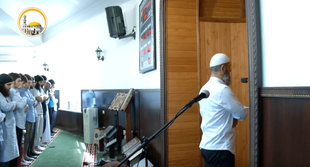 Молитва в махачкалинской мечети "Тангим". Скриншот видео https://youtu.be/7kNK0Cw-OA4