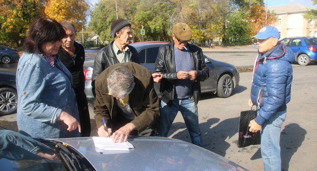Участники пикета в Гуково подписывают обращение к Зюганову. 12 октября 2019 года. Фото Вячеслава Прудникова для "Кавказского узла"