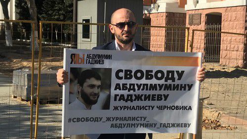 Главный редактор "Черновика" Майрбек Агаев на пикете 14 октября 2019 года. Фото Патимат Махмудовой для "Кавказского узла" Главный редактор "Черновика" Майрбек Агаев на пикете 14 октября 2019 года. Фото Патимат Махмудовой для "Кавказского узла"
