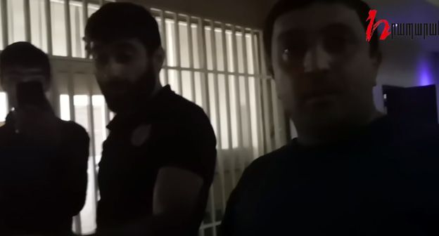 Участники акции в пресс-клубе "Зеркало" в Ереване.
Фото: кадр видео 
Hraparak daily https://www.youtube.com/watch?v=kGS2PwwY4E0&feature=youtu.be