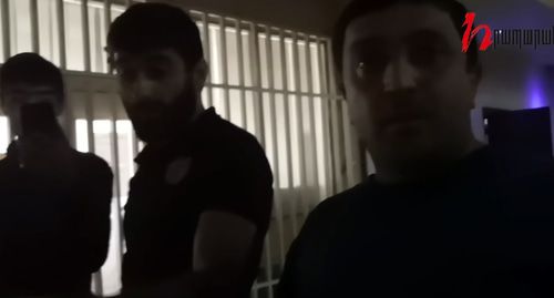 Участники акции в пресс-клубе "Зеркало" в Ереване.
Фото: кадр видео 
Hraparak daily https://www.youtube.com/watch?v=kGS2PwwY4E0&feature=youtu.be