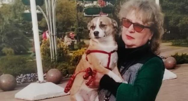 Мария Никифорова с собакой. Фото Светланы Кравченко для "Кавказского узла".