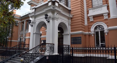 Крыльцо Ростовского областного суда. Фото Константина Волгина для "Кавказского узла"
