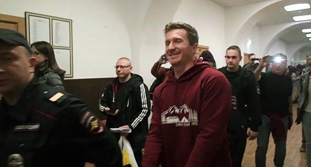 Егор Лесных (в центре). Скриншот видео Общественный вердикт / Publicverdict https://www.youtube.com/watch?v=hU-0djt5XsI