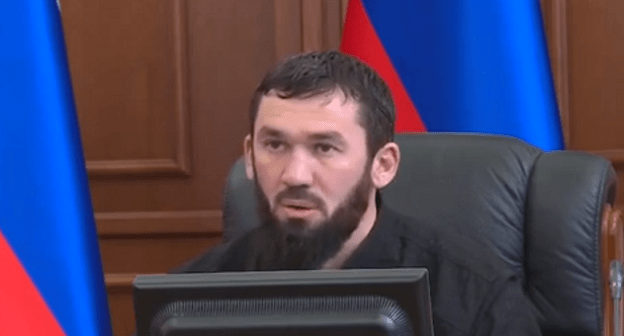 Магомед Даудов. Кадр видео с выступления в парламенте Чечни. https://www.youtube.com/watch?v=OkGEowhQOWU
