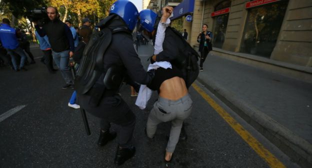 Полицейские задерживают участника протестной акции. Фото Азиза Керимова для "Кавказского узла"