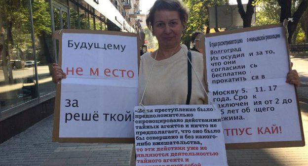 Активистка Тома Гродникова во время одиночного пикет в Волгограде. Фото Татьяны Филимоновой для "Кавказского узла"