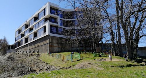 Новостройка в Сочи, захватившая часть детской площадки. Фото Светланы Кравченко для "Кавказского узла".