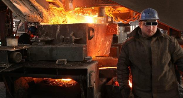 Рабочий металлургического завода в Грузии. Фото: пресс-служба РМЗ http://rmp.ge/en/media-center/photogallery/steel-melting-shop-and-reinforcing-bar-shop 