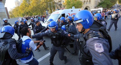 Силовики препятствуют журналистам во время акции протеста. Баку, 19 октября 2019 г. Фото Азиза Каримова для "Кавказского узла"