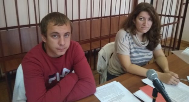 Никита Хацкевич и юрист комитета против пыток Анна Коцарева во время заседания суда. Фото: предоставлено организацией "Комитет против пыток"