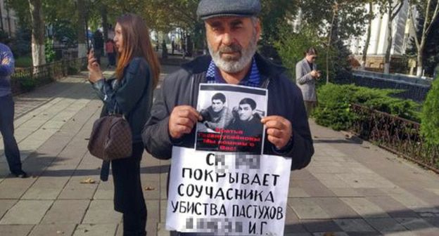 Муртазаали Гасангусейнов. Одиночный пикет 29 октября. Фото Магомеда Ахмедова для "Кавказского узла"