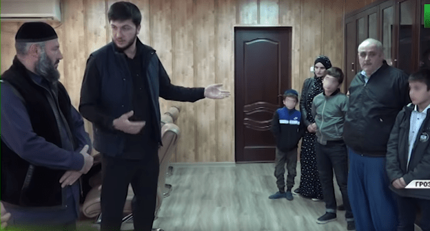 Скриншот видео ЧГТРК "Грозный" "В Грозном привлекли к ответственности родителей вандалов" https://youtu.be/Dxa_ZG-HlKM