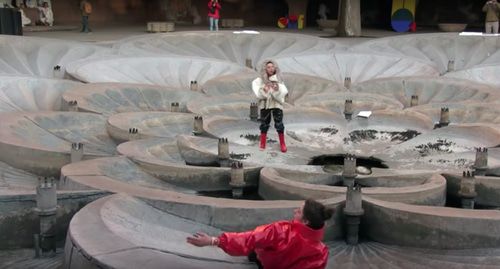 Стоп-кадр видео театральной постановки, прошедшей перед станцией ереванского метро "Площадь Республики". YouTube  канал "Epress. am". https://www.youtube.com/watch?v=mn0wL4NLPLU 