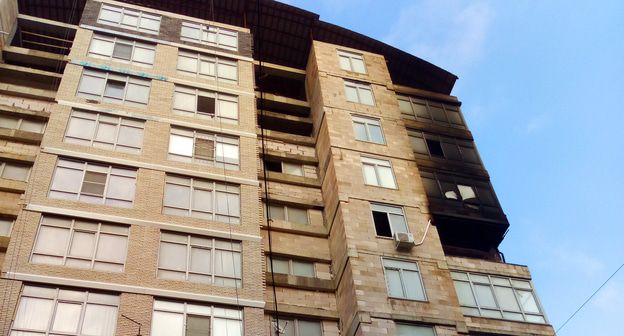 Дом по улице Гапцахская, 27, в одной из квартир котором 3 ноября произошел пожар. 5 ноября, 2019г. Фото Расула Магомедова для "Кавказского узла".

