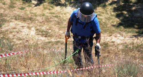 Сапер в процессе разминирования. Фото официальная страница FB  МЧС Крым https://www.facebook.com/mchscrimea/