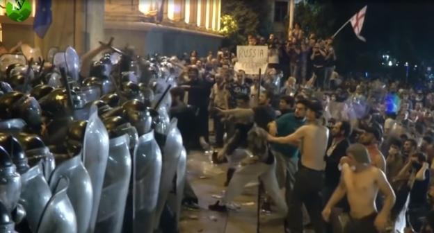 Протестующие и полицейские в Тбилиси, ночь на 21 июня. Стоп-кадр видео "Кавказского узла", https://www.kavkaz-uzel.eu/videos/5433