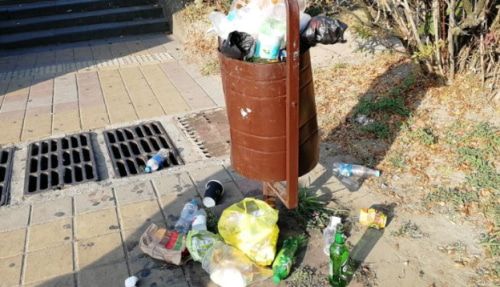Переполненная урна на набережной Мацесты. Фото Светланы Кравченко для "Кавказского узла",
