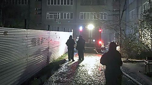 Сотрудники МЧС во время ликвидации пожара на ул.Орджоникидзе, д. 27 в населенном пункте Кисловодск Ставропольского края. Фото: ГУ МЧС по по Ставропольскому краю. https://26.mchs.gov.ru/