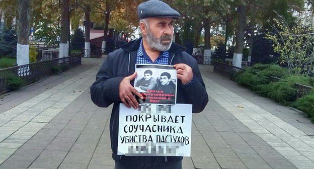 Отец убитых пастухов Муртазали Гасангусейнов во время одиночного пикета в Махачкале. 14 ноября 2019 г. Фото Ильяса Капиева для "Кавказского узла"