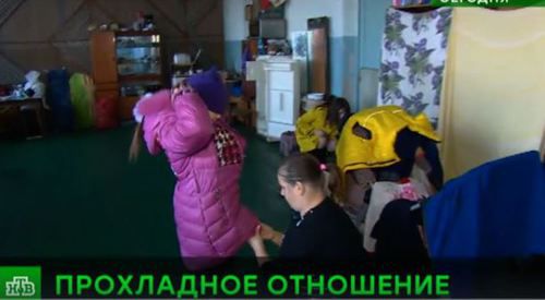 Скриншот телесюжета НТВ об условиях жизни многодетной матери из Прохладного Елены Катковой. https://www.ntv.ru/video/1798201/?from=newspage