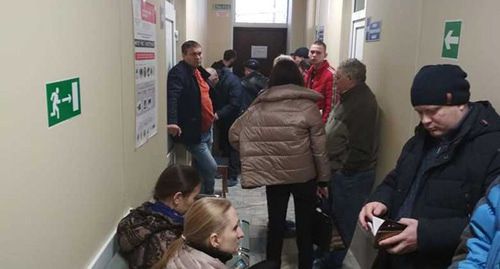 Очередь за справками для водителей в наркодиспансере Волгограда. Стоп-кадр видео телеканала "Звезда"