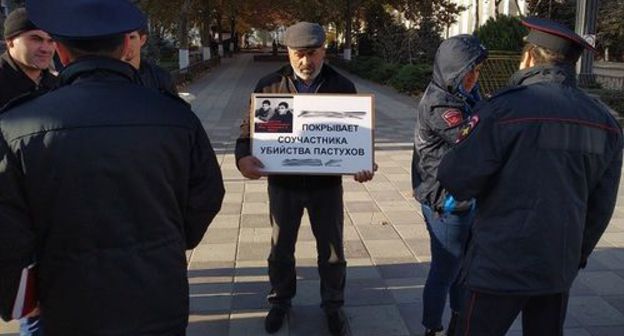 Муртазали Гасангусейнов проводит пикет 17 ноября 2019 года. Фото Ильяса Капиева для "Кавказского узла".
