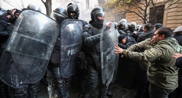 Участники акции протеста против досрочных парламентских выборов в Грузии. Фото: REUTERS/Irakli Gedenidze