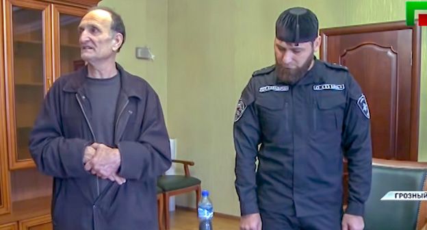 Житель Наурского района Хусаин Гацаев в эфире телеканала "Грозный" . Скриншот видео канала 
ЧГТРК "Грозный" https://www.youtube.com/watch?v=gHVnuA5GOOs