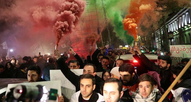 Сторонники оппозиции принимают участие в митинге протеста против правительства и требуют проведения досрочных парламентских выборов в Тбилиси, Грузия, 25 ноября 2019 года. Фото: REUTERS/Ираклий Геденидзе
