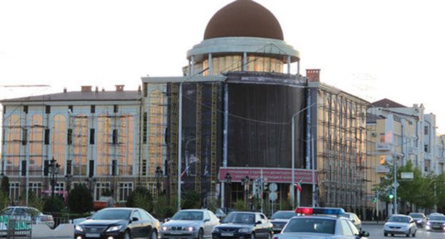 Проспект Кадырова. Вид на здание  департамента управления верховного суда РФ в Чеченской республике . Грозный. Фото Магомеда Магомедова для "Кавказского узла"