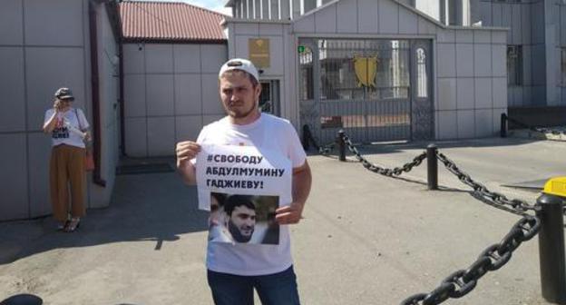 Арсен Магомедов проводит одиночный пикет. Махачкала, 22 июня 2019 года. Фото Ильяса Капиева для "Кавказского узла"