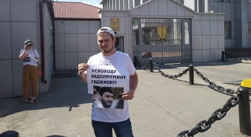 Арсен Магомедов проводит одиночный пикет. Махачкала, 22 июня 2019 года. Фото Ильяса Капиева для "Кавказского узла"