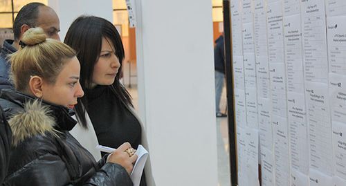 Молодежь возле стенда на ярмарке труда. Фото Тиграна Петросяна для "Кавказского узла"