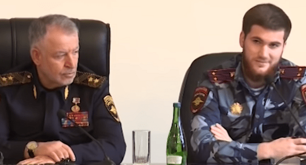 Висхан Мацуев (справа) и глава МВД по Чечне Руслан Алханов. Кадр видео ЧГТРК "Грозный" https://www.youtube.com/watch?v=7EW_jN5cBvY