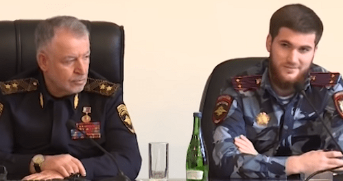 Висхан Мацуев (справа) и глава МВД по Чечне Руслан Алханов. Кадр видео ЧГТРК "Грозный" https://www.youtube.com/watch?v=7EW_jN5cBvY