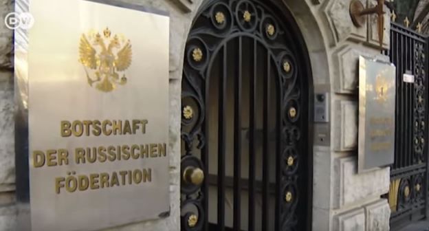 Здание посольства России в Германии. Стоп-кадр видео, опубликованного на YouTube-канале немецкой телерадиокомпании «Deutsche Welle на русском». https://www.youtube.com/watch?v=yNUM_Zsu6QI