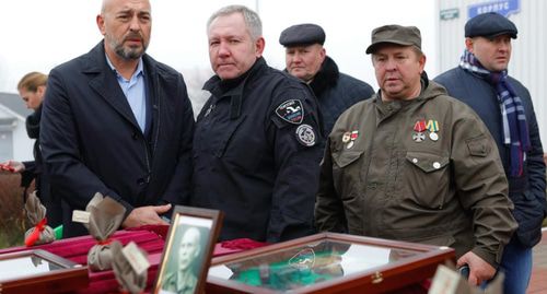 Представители Регионального отделения Общероссийского общественного движения по увековечению памяти погибших при защите Отечества "Поисковое движение России" в Чеченской Республике встречают останки солдата. Стопкадр видео Грозный-информ https://www.youtube.com/user/tvgrozny