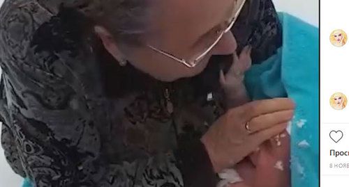 Кадр видео обтирания младенца снегом. Скриншот сообщения на странице прокуратуры Чечни в Instagram. https://www.instagram.com/chechproc/